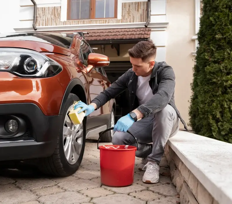 Lavage auto à domicile Saint-Tropez : professionnel intervenant sur un véhicule